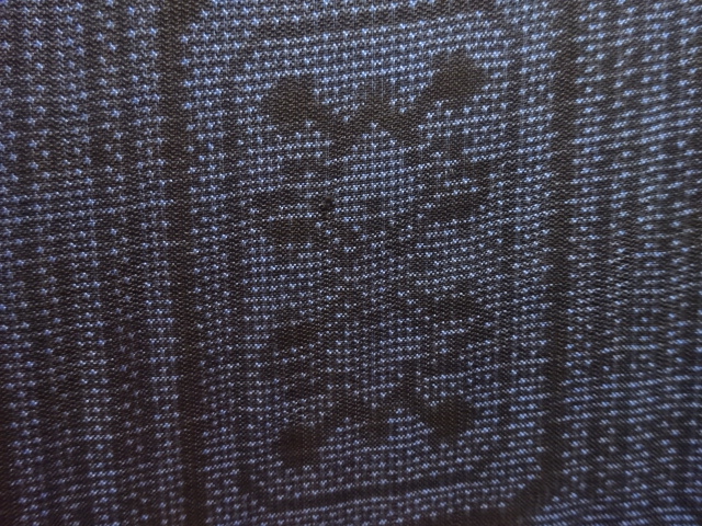 アンティーク　重ね枡に抽象模様織り出し本場泥大島紬着物（5マルキ）